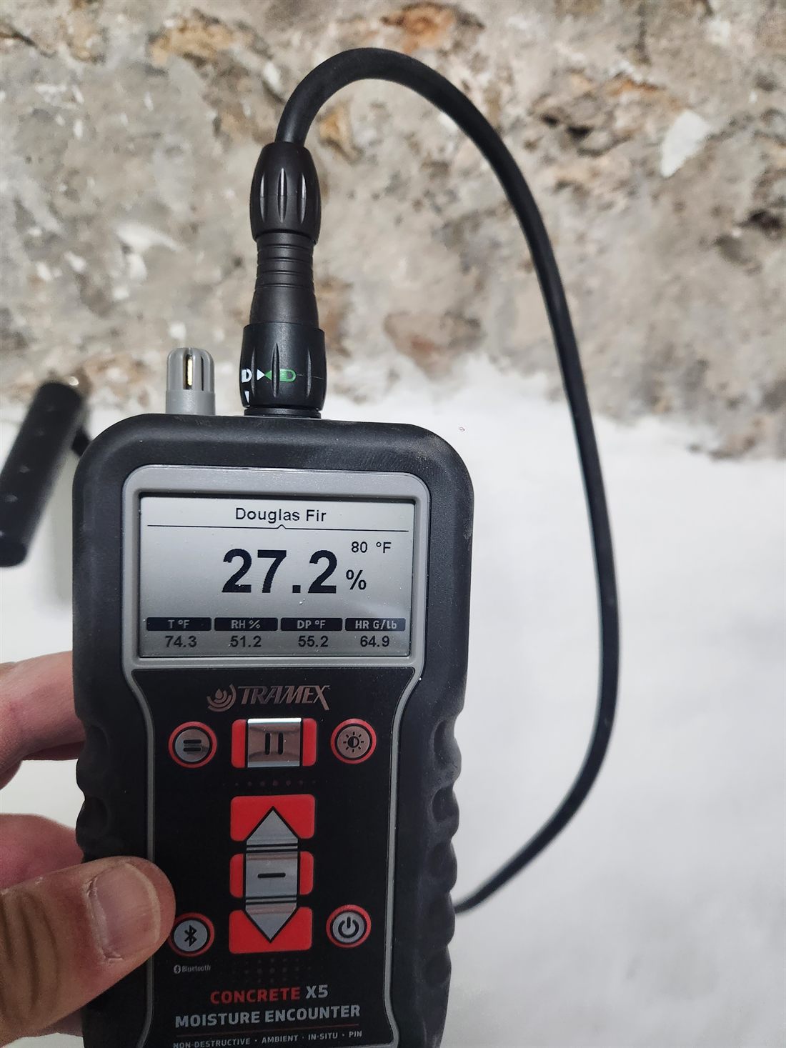 Technicien réalisant un diagnostic d'humidité